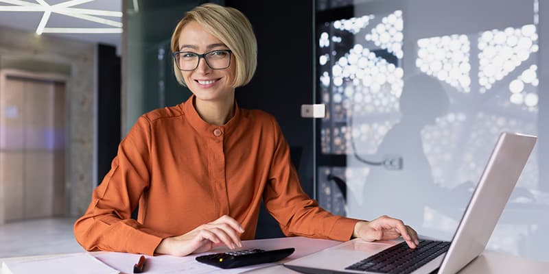 kobieta pracująca w biurze