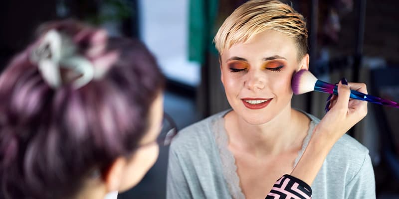 kobieta robiąca makijaż