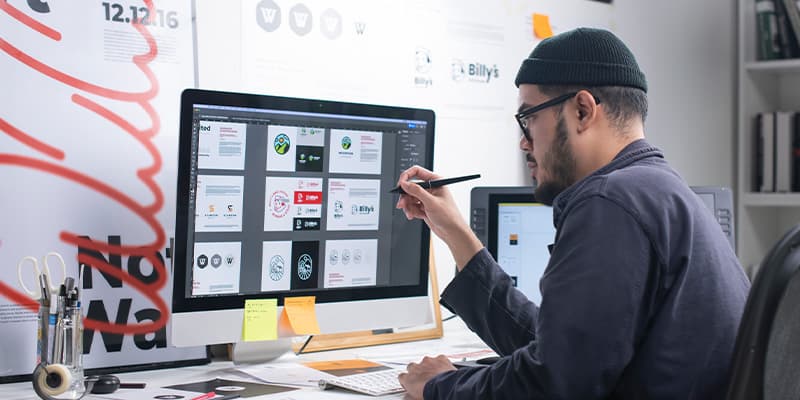 mężczyzna projektujacy dom