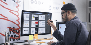 Mężczyzna projektuje układ strony web