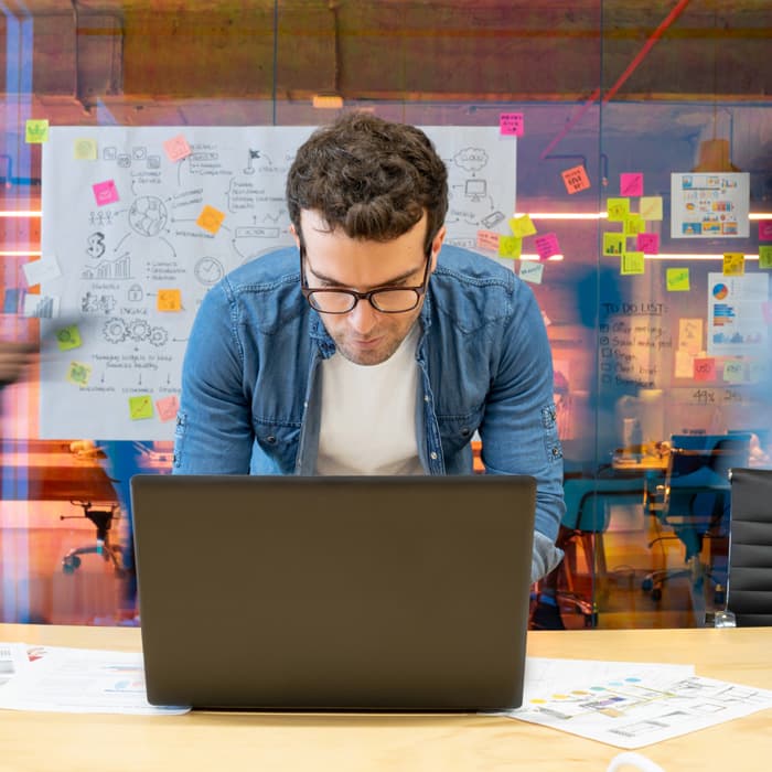 analityk biznesowy pracuje na laptopie