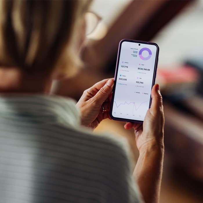 analityk biznesowy sprawdza wykresy