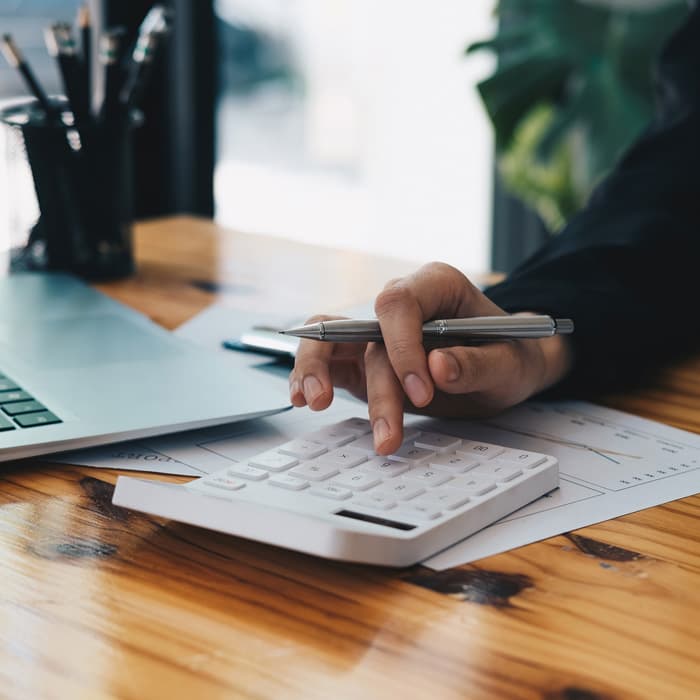 Księgowy korzysta z kalkulatora 