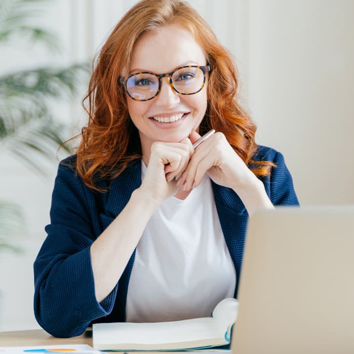 Kobieta pracuje przy komputerze 