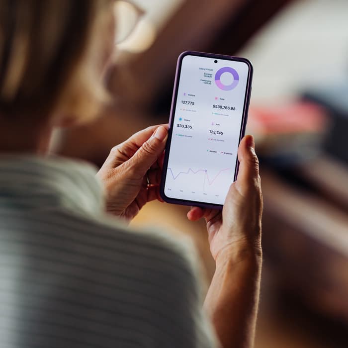 Kobieta korzysta z systemu do fakturowania