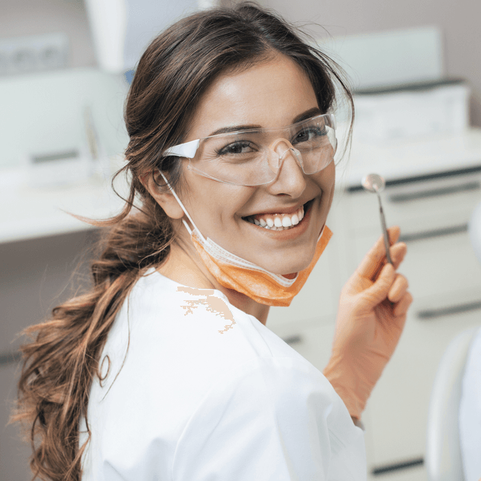 higienistka stomatologiczna w trakcie pracy w gabinecie