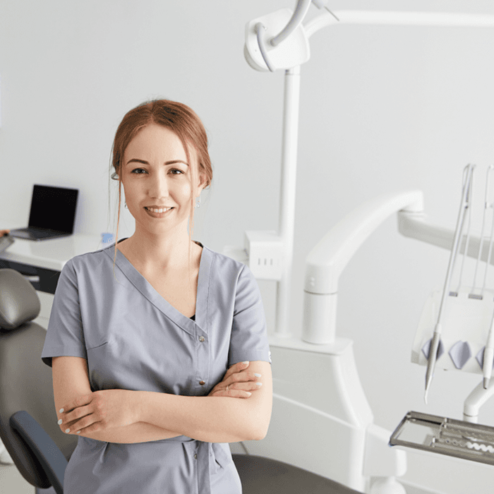 Higienistka stomatologiczna w gabinecie stomatologicznym
