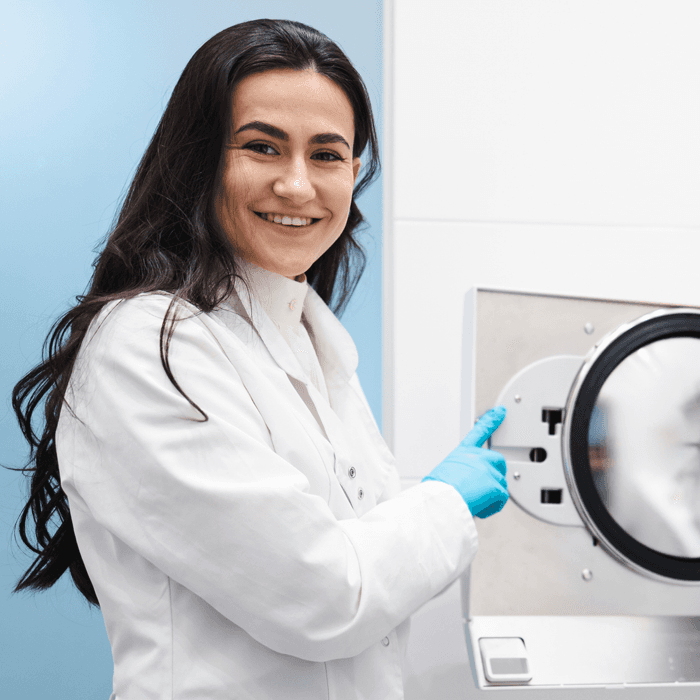 technik sterylizacji obsługuje urządzenie do sterylizacji 