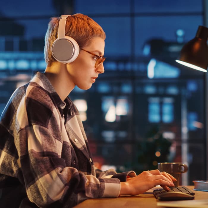 Tester pracujący w biurze 