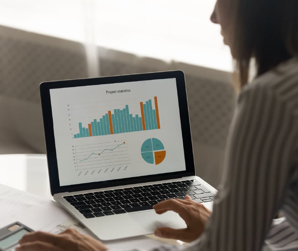 kobieta analizuje wykresy 