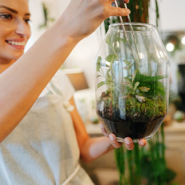 Kobieta przegotowuje las w szkle na zajęciach 