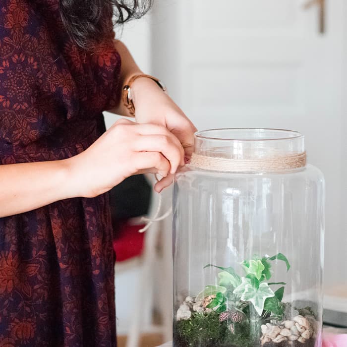 Kobieta dekoruje las w szkle  