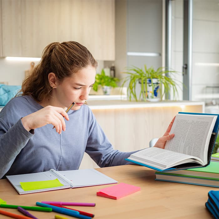 maturzystka uczy się matematyki z zeszytów 