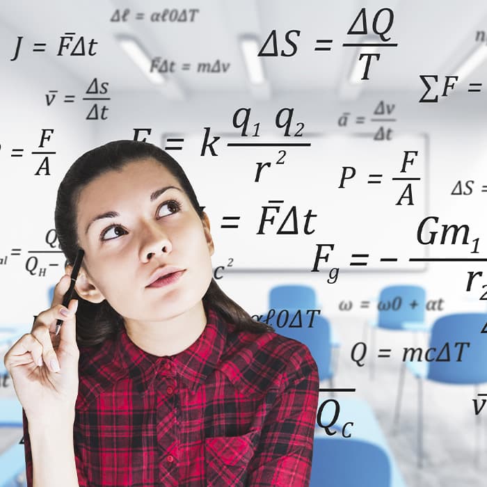 maturzystka uczy się wzorów matematycznych 
