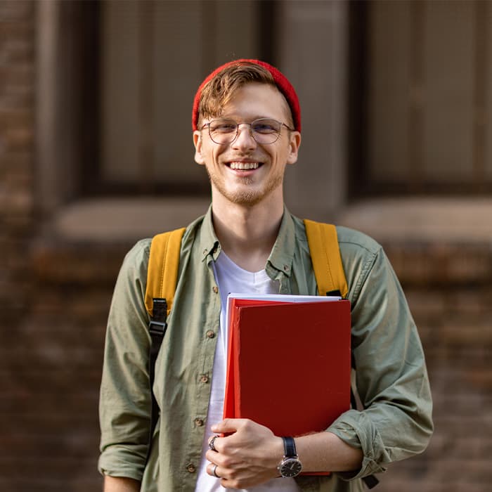 maturzysta z materiałami do nauki