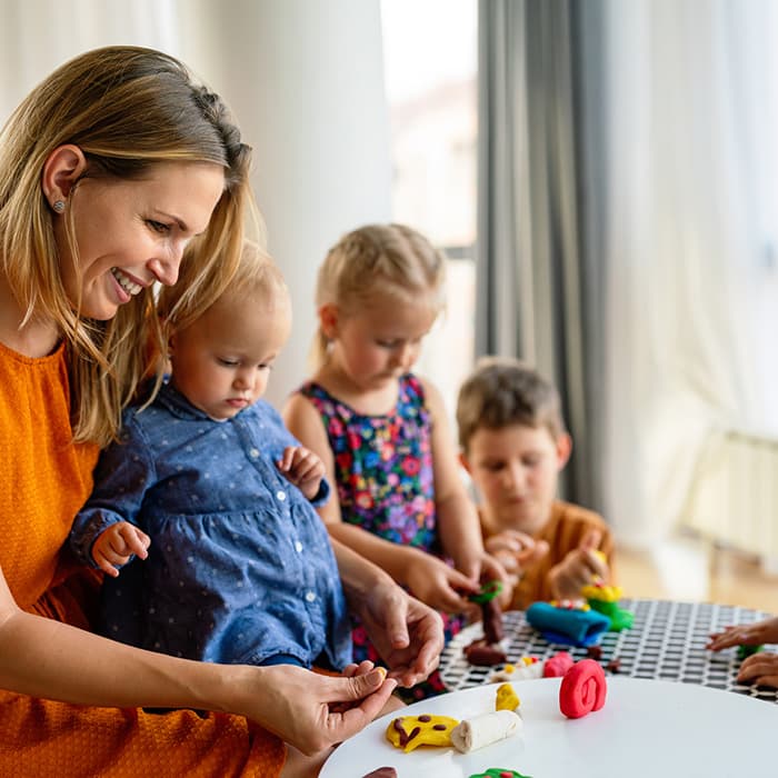 Kobieta w trakcie zabawy z dziećmi