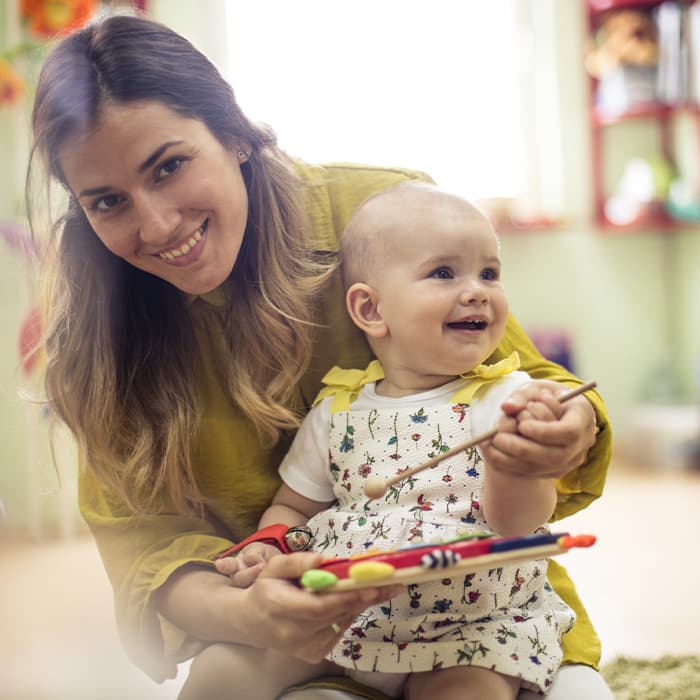 Kobieta w trakcie zabawy z dzieckiem 