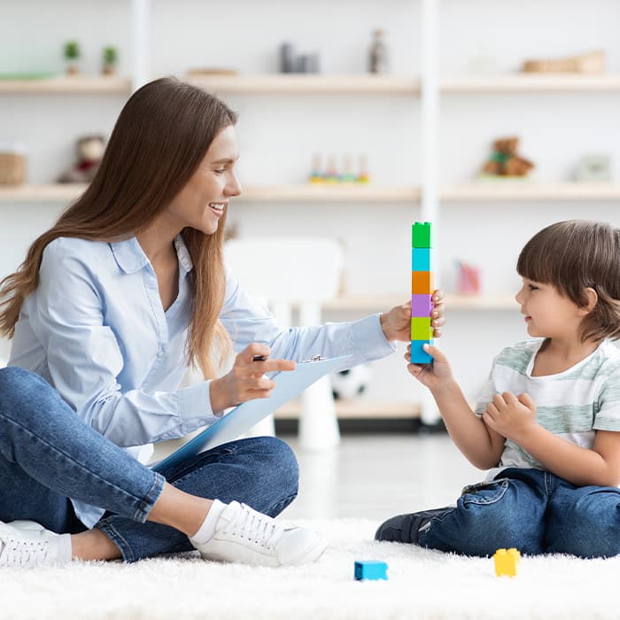 Kobieta w trakcie zabawy z dzieckiem 