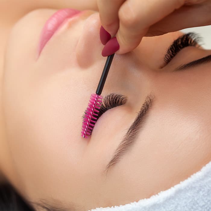 Specjalistka wykonuje zabieg przedłużenia rzęs