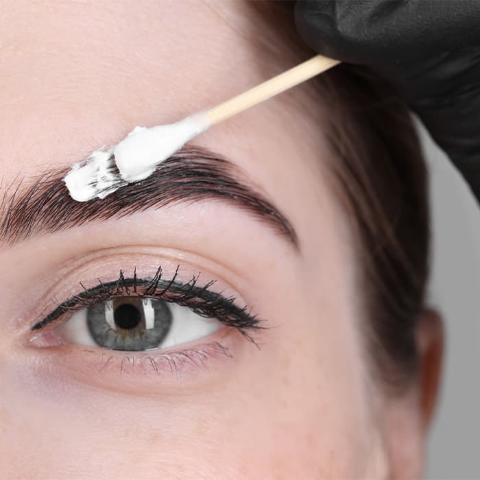 Zabieg regulacji brwi 