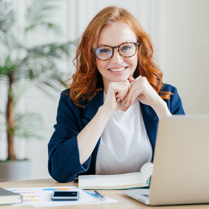 kobieta z laptopem w biurze