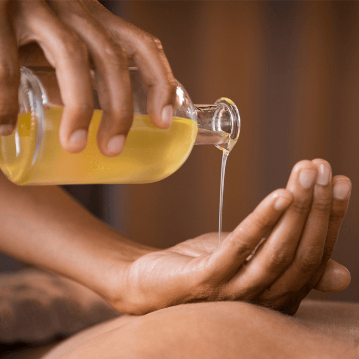 nakładanie olejku do masażu 