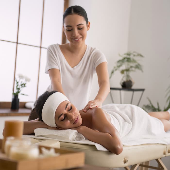 technik masażysta wykonuje masaż 