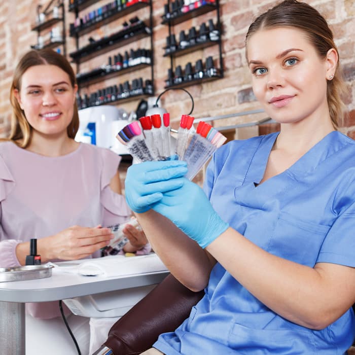 kosmetyczka w salonie beauty