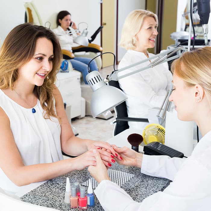 technik usług kosmetycznych w trakcie pracy