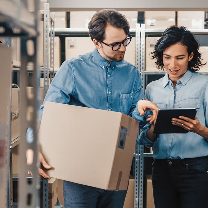 Osoby pracujące przy logistyce 