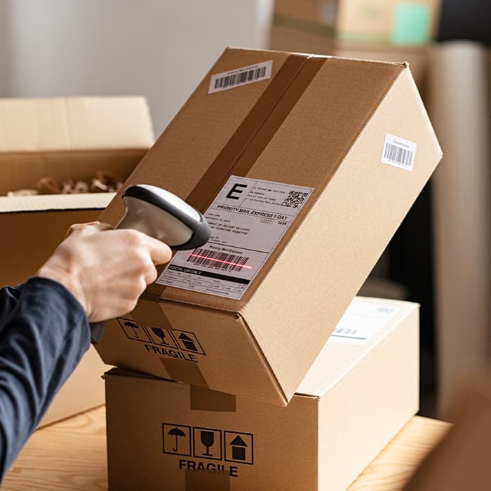 Mężczyzna skanuje paczkę