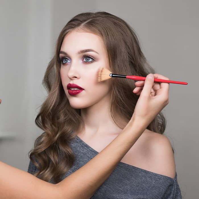 wykonywanie makijażu