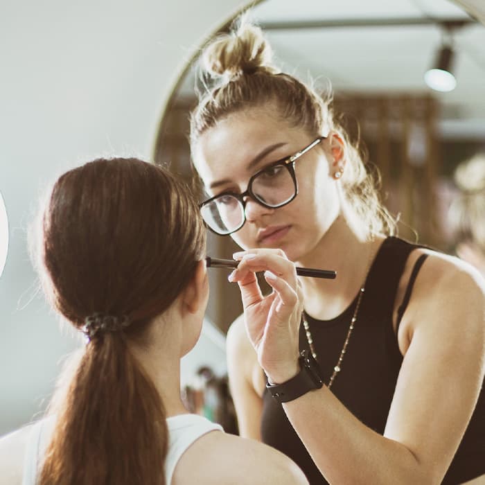 wizażystka wykonuje makijaż 