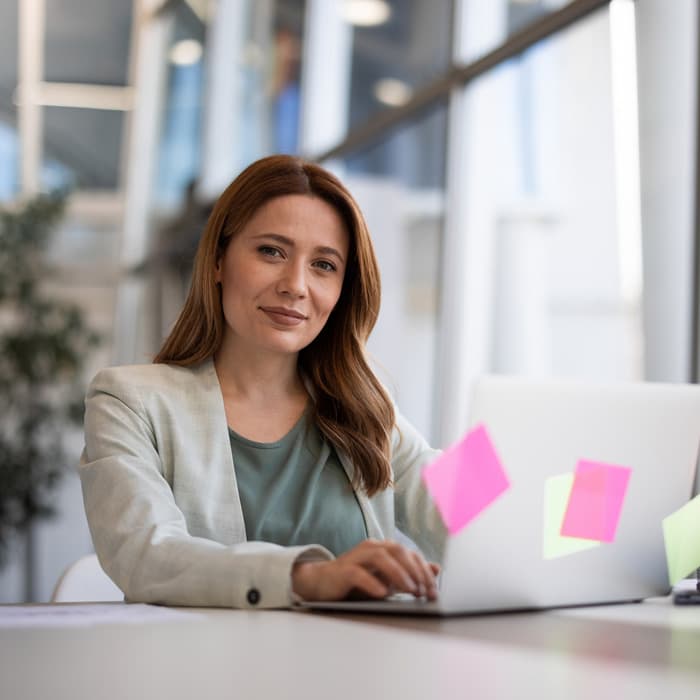 analityk danych pracuje na laptopie