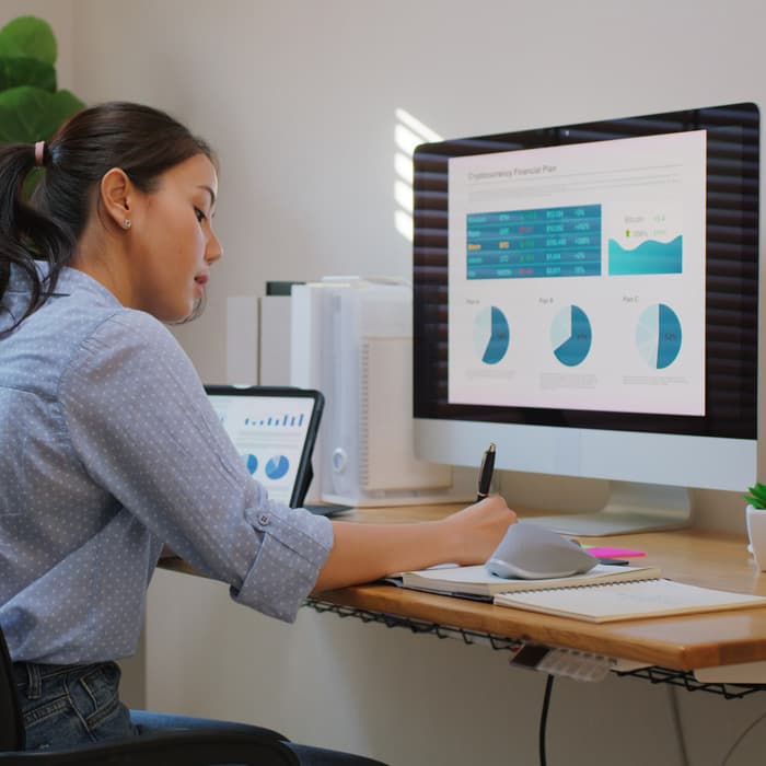 analityk danych analizuje wykresy na monitorze