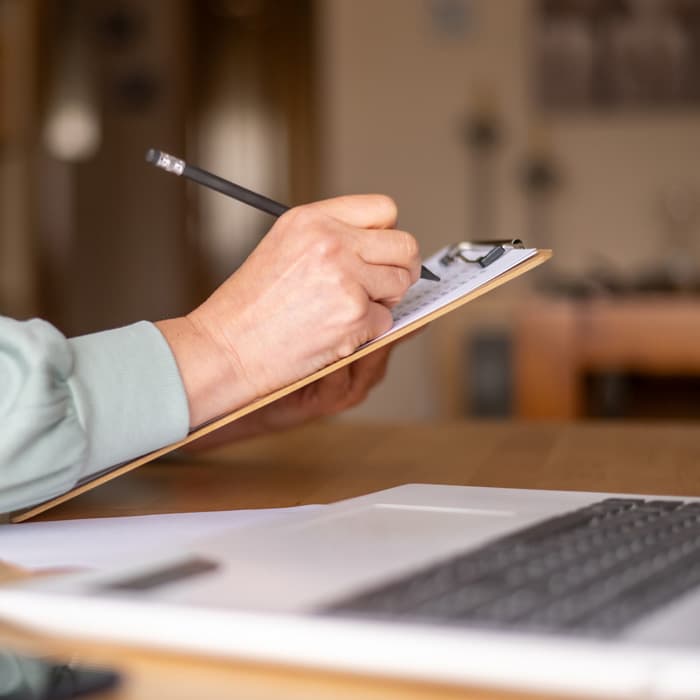 Analityk danych tworzy notatki