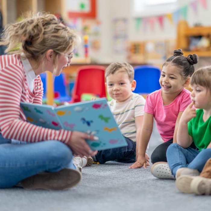 animatorka zajmuje się grupą dzieci