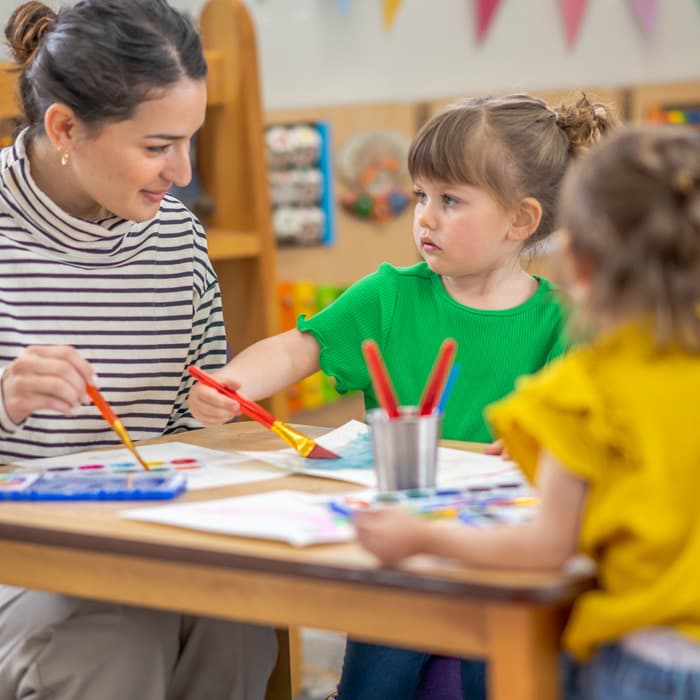 animator prowadzi zajęcia plastyczne z dziećmi