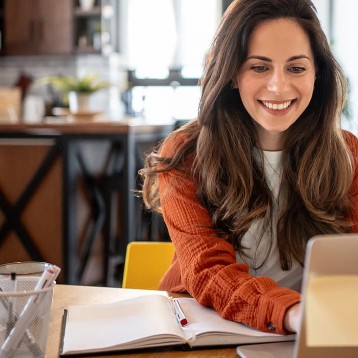 asystent rodziny w pracy