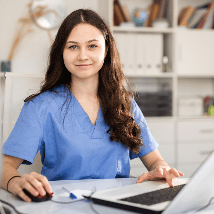 asystentka stomatologiczna w pracy