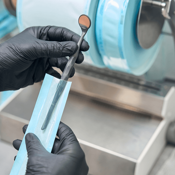 asystentka stomatologiczna przygotowuje narzędzia