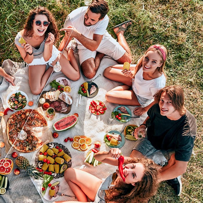 grupa ludzi bierze udział w wydarzeniu