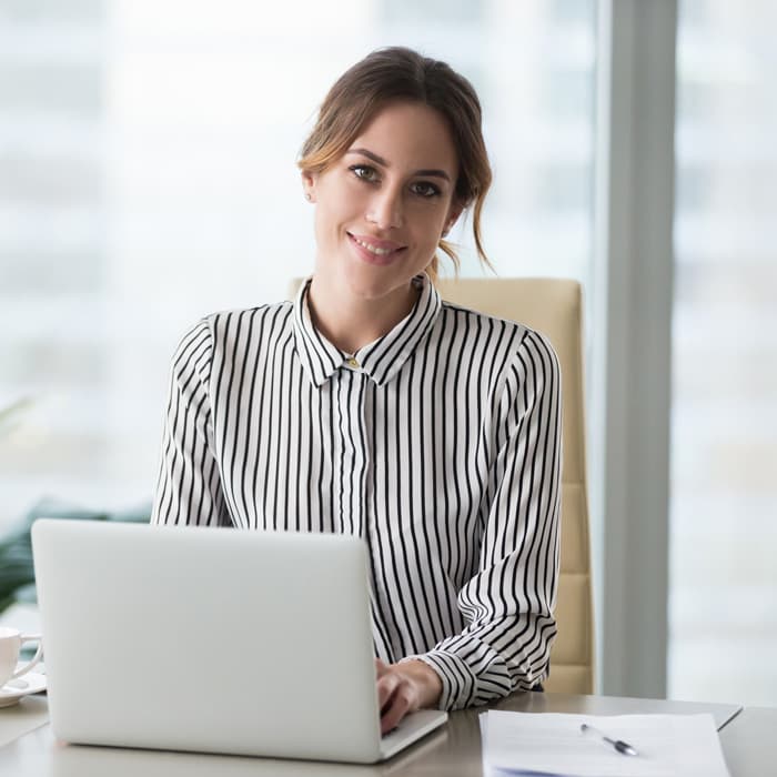 Kobieta księguję płatności 