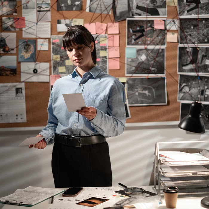 Kobieta zapoznaje się z dowodami 