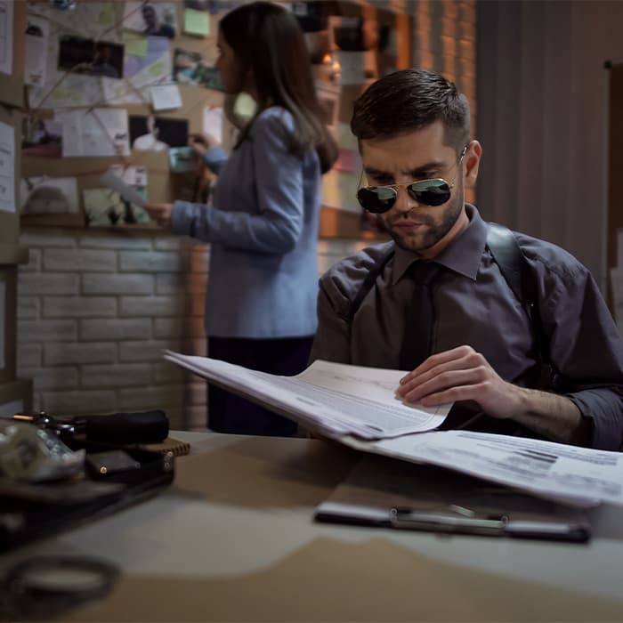 Mężczyzna siedzący przy biurku z dokumentami 