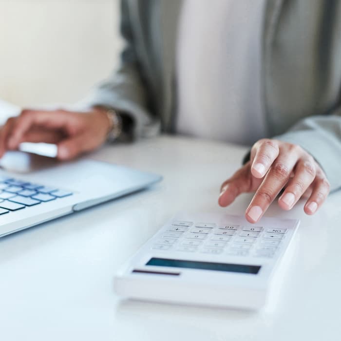 księgowa liczy na kalkulatorze