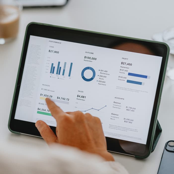 księgowy analizuje wykresy