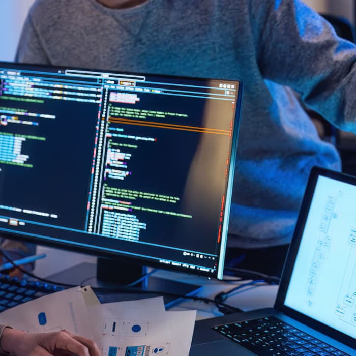 pisanie kodu na komputerze