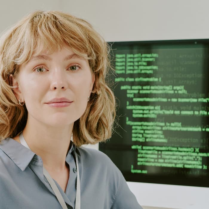 programistka w czasie pracy przy komputerze 