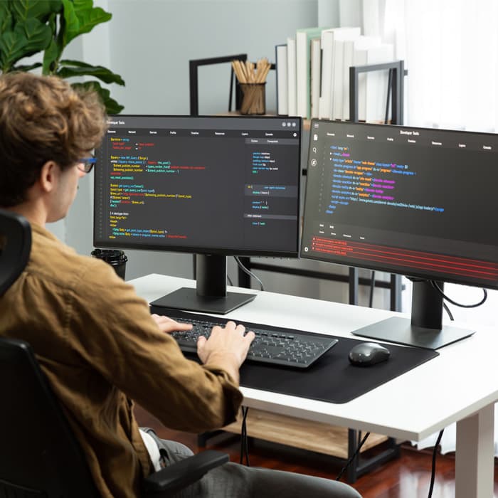 scrum master pracuje przy dwóch monitorach